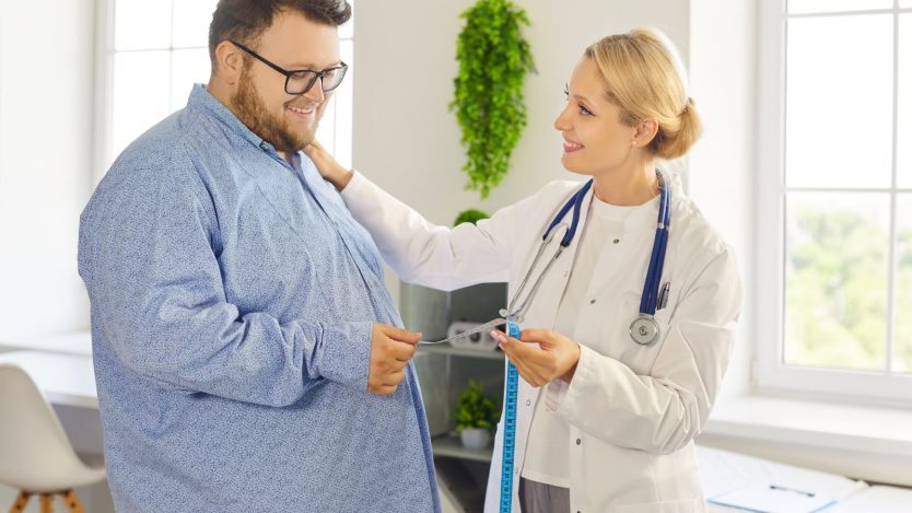 Paciente con obesidad en consulta con doctora especialista