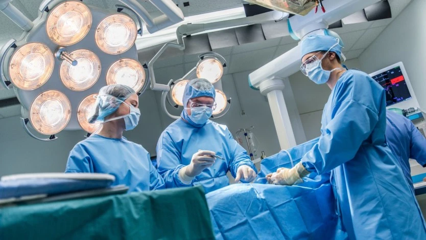 Cirugía de prótesis de cadera por abordaje anterior directo