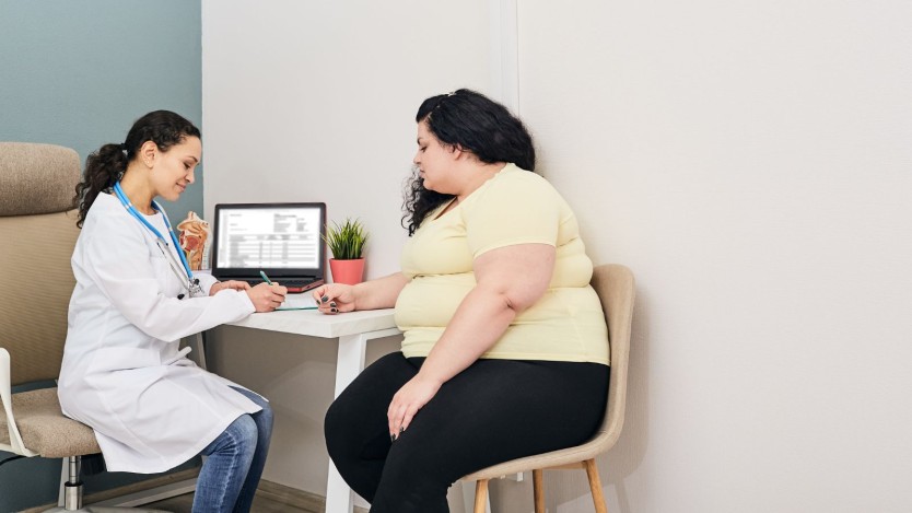 Paciente con obesidad hablando en consulta con una especialista