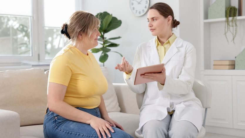 Paciente con problemas de obesidad en consulta con doctora