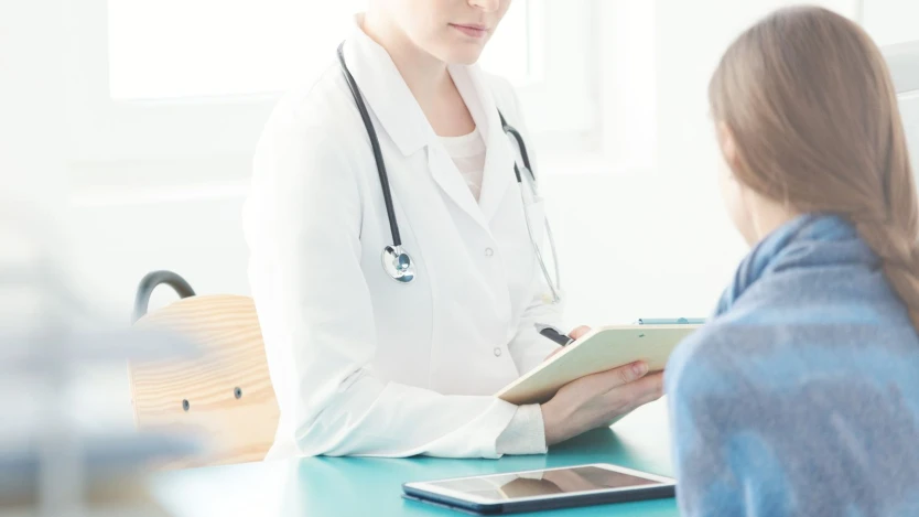 Consulta médica para los miomas uterinos