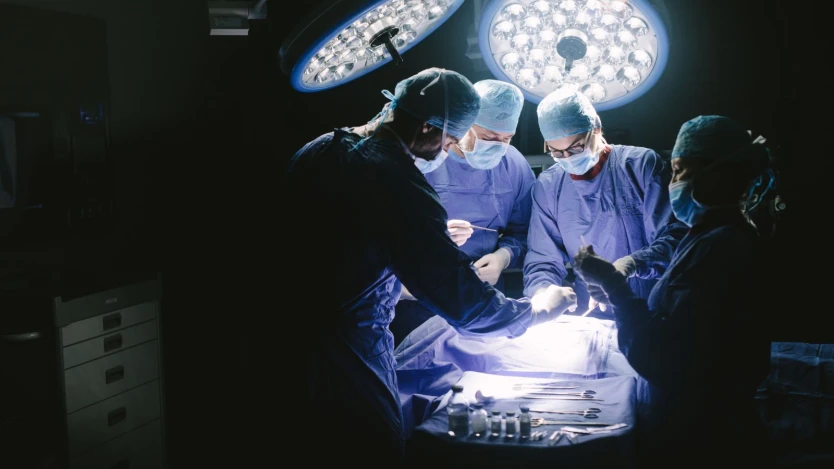 Cirujanos realizando un reemplazo de rodilla