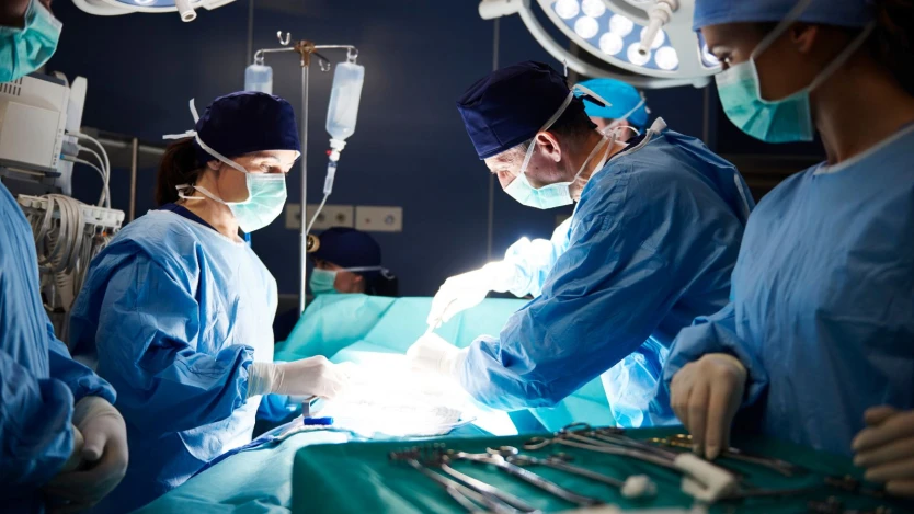 Médicos eliminando varices con láser