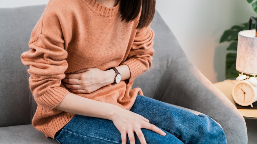 ¿Qué síntomas presenta una hernia epigástrica?